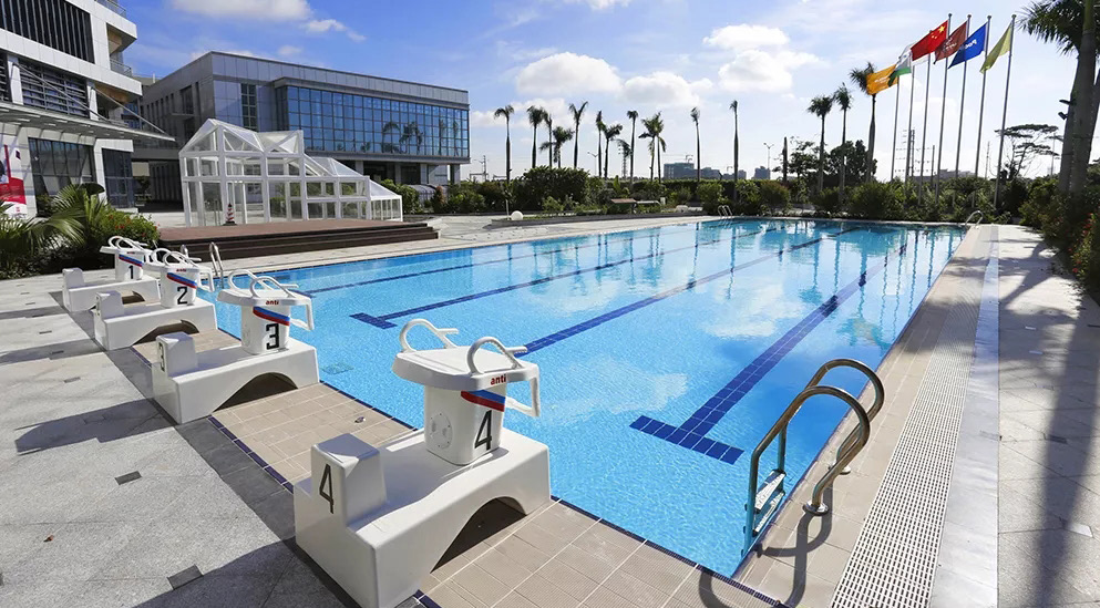 別看五星級(jí)泳池光鮮亮麗，幕后卻是 ...